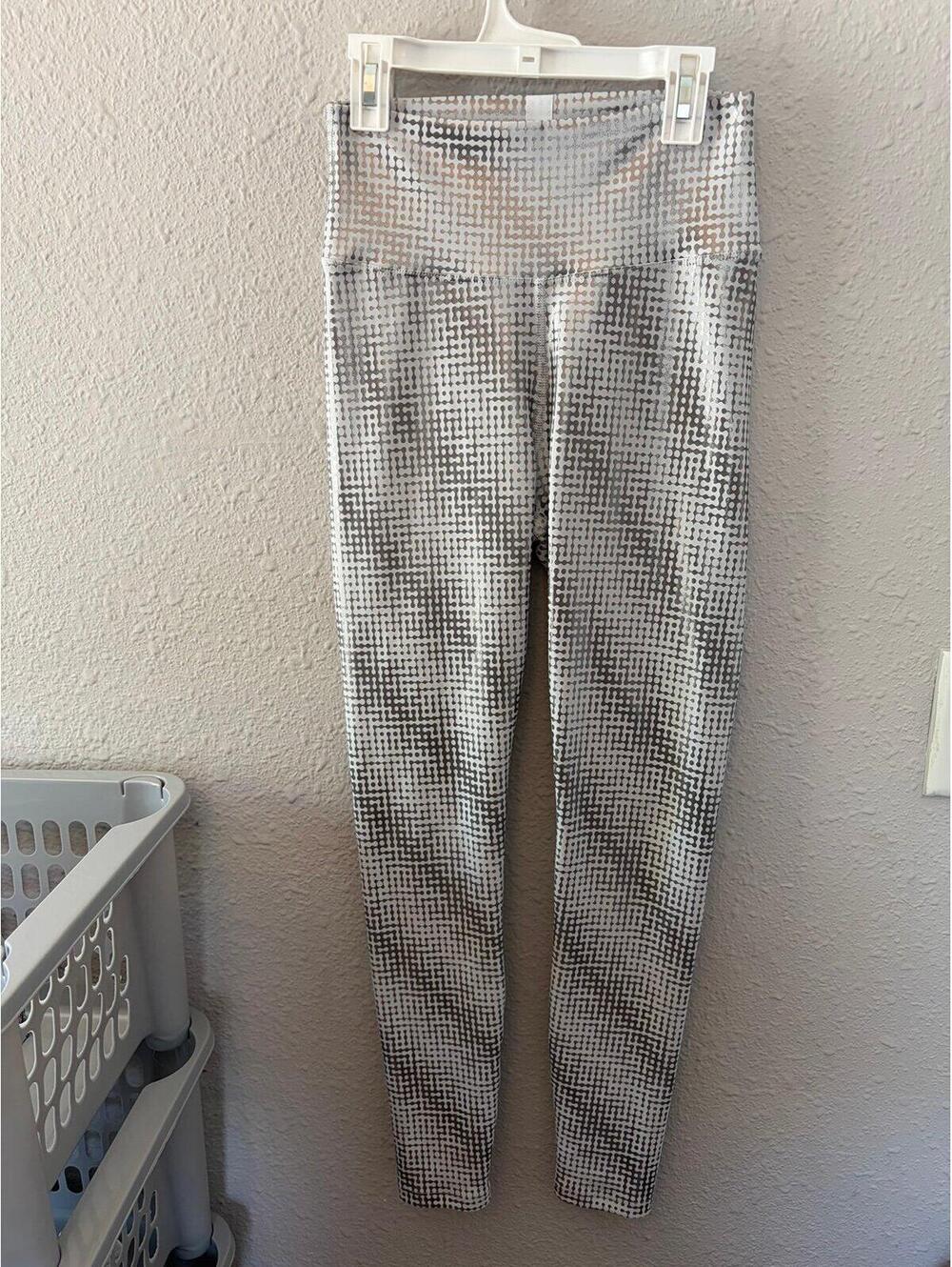 Peloton white/silver print leggings size M. Tag removed but waist measures again - Picture 2 of 3